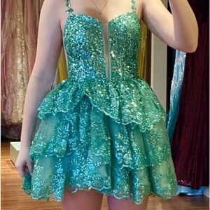 Gorgeous Amarra designer short dress in light green, new worn for 2 hours